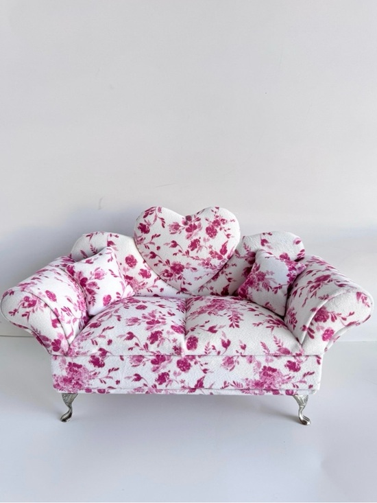 unbranded Jewelry - Heart-Back Floral Mini Sofa in White and Pink